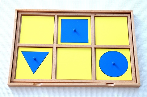 A geometriai komód bemutató tálcája